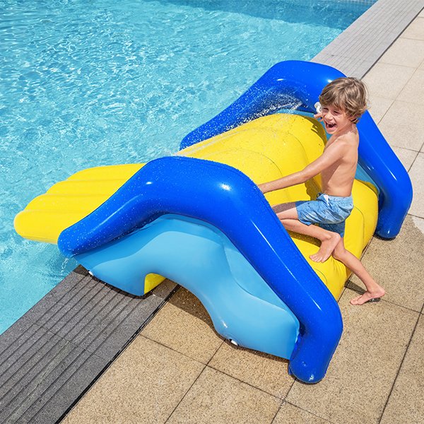 Toboggan géant piscine