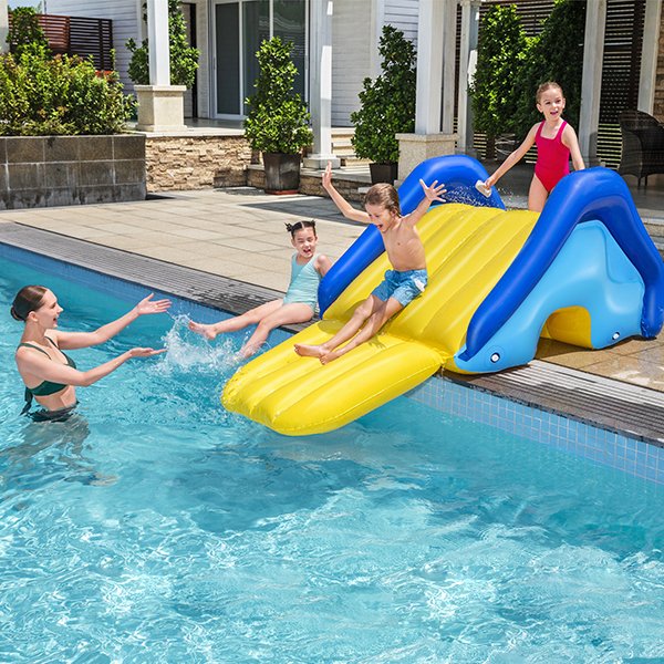 Toboggan géant piscine