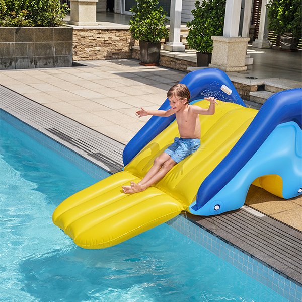 Toboggan géant piscine