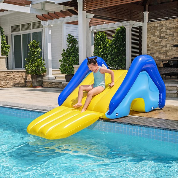 Toboggan géant piscine