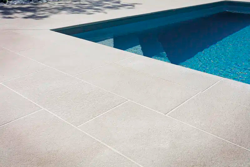 Comment rénover des dalles de piscine ?